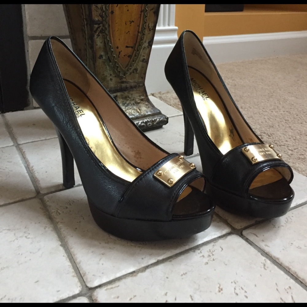 **SALE**Michael Kors black leather Heals 8